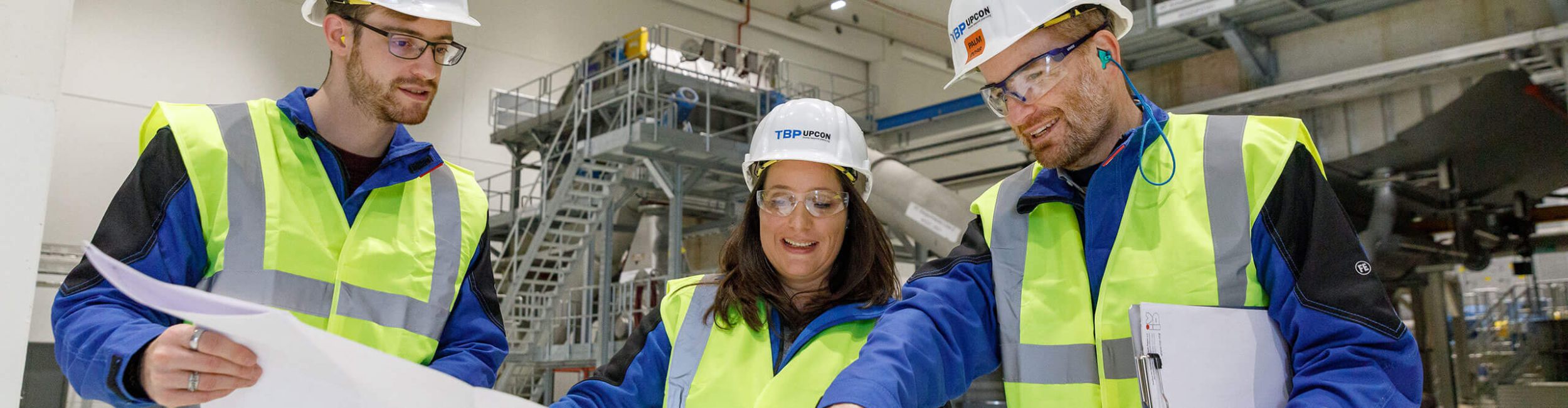 Ingenieure von TBP Upcon prüfen Pläne in einem papierverarbeitenden Unternehmen